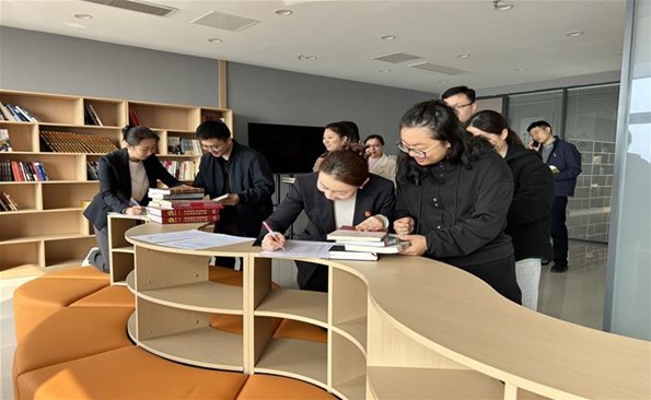 產(chǎn)投人 | ② 書(shū)香潤(rùn)企 共讀共享——威海產(chǎn)投集團(tuán)舉行職工書(shū)屋圖書(shū)捐贈(zèng)活動(dòng)